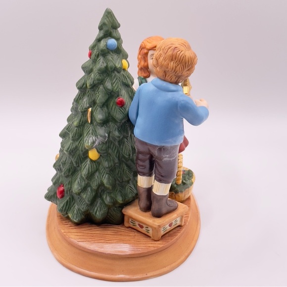 Avon Christmas Memories Series 1982 Porcelain Figurine Second Edition NIB - Picture 8 of 13